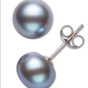 Gray pearl earrings